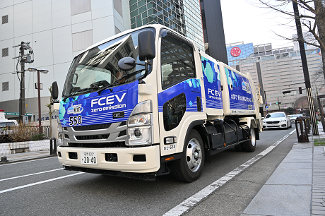 ごみ収集車走行