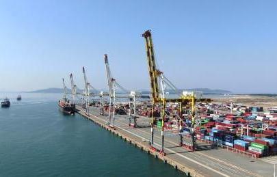 キリン柄のガントリークレーン