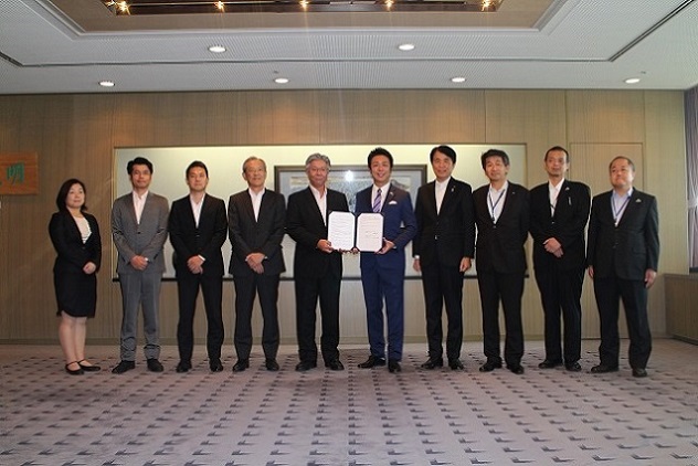 福岡国際空港株式会社の皆さまと集合写真