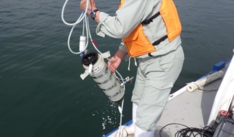 採水している様子の写真