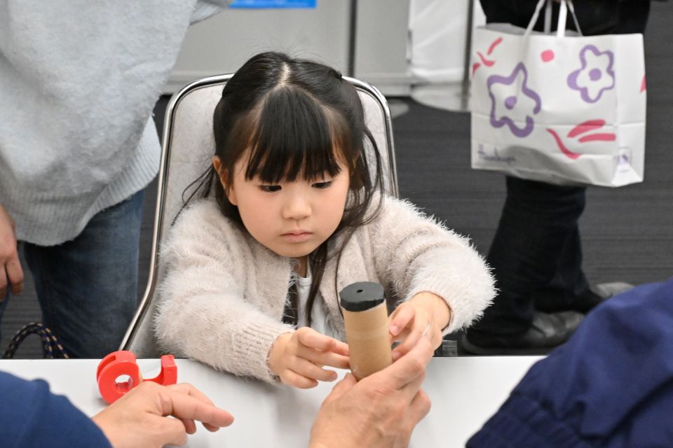 万華鏡を作る子供