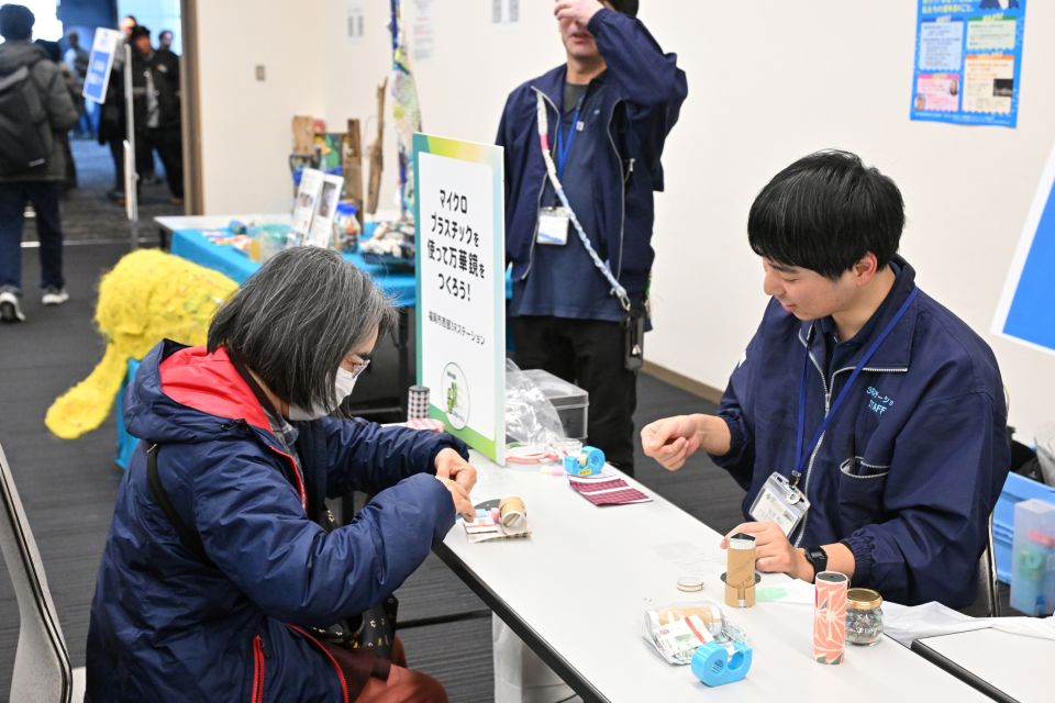 万華鏡を作る大人