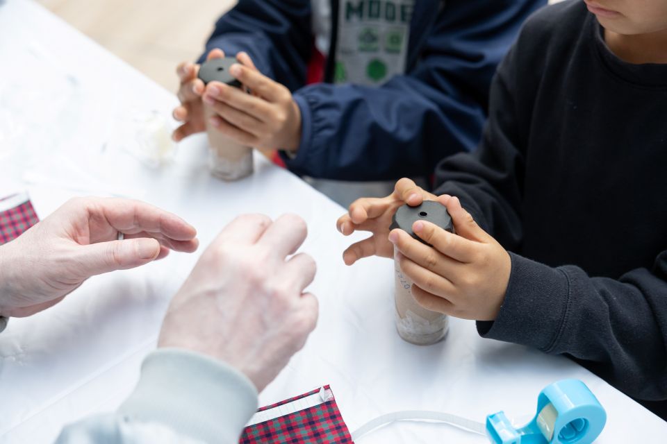 万華鏡を作る様子