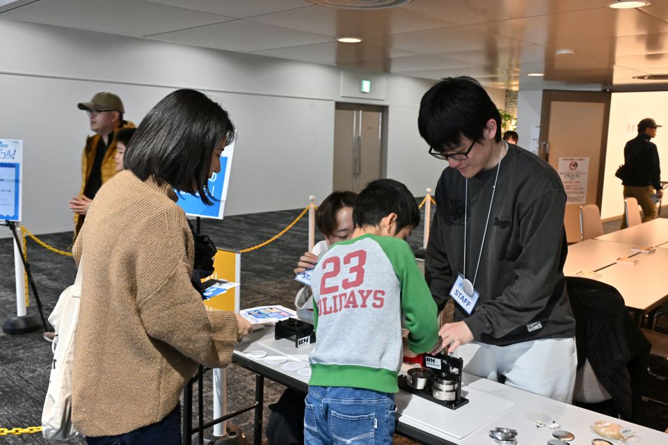 缶バッジを作る様子