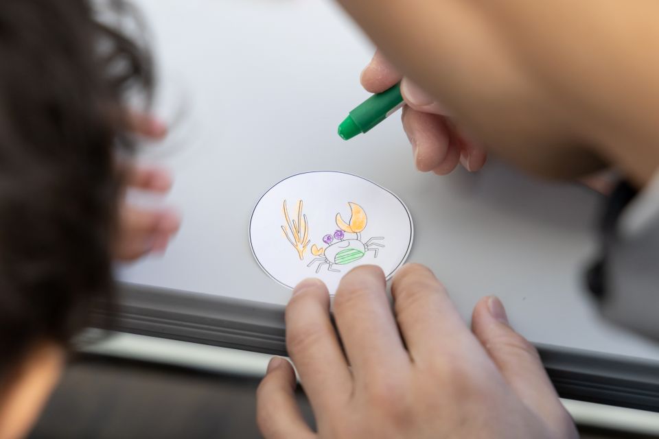 塗り絵をする様子