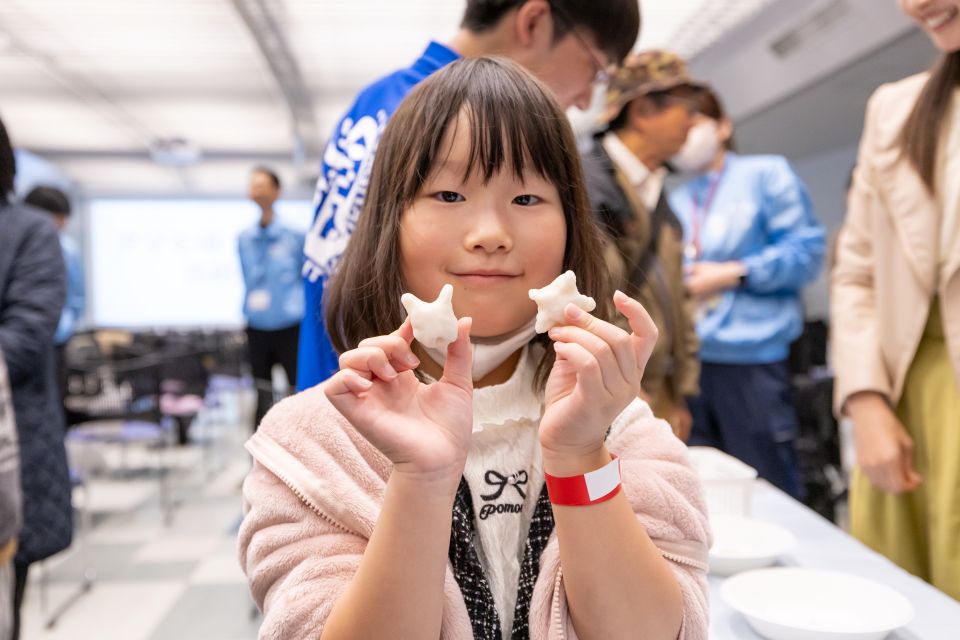 アマモの種子団子を作る参加者