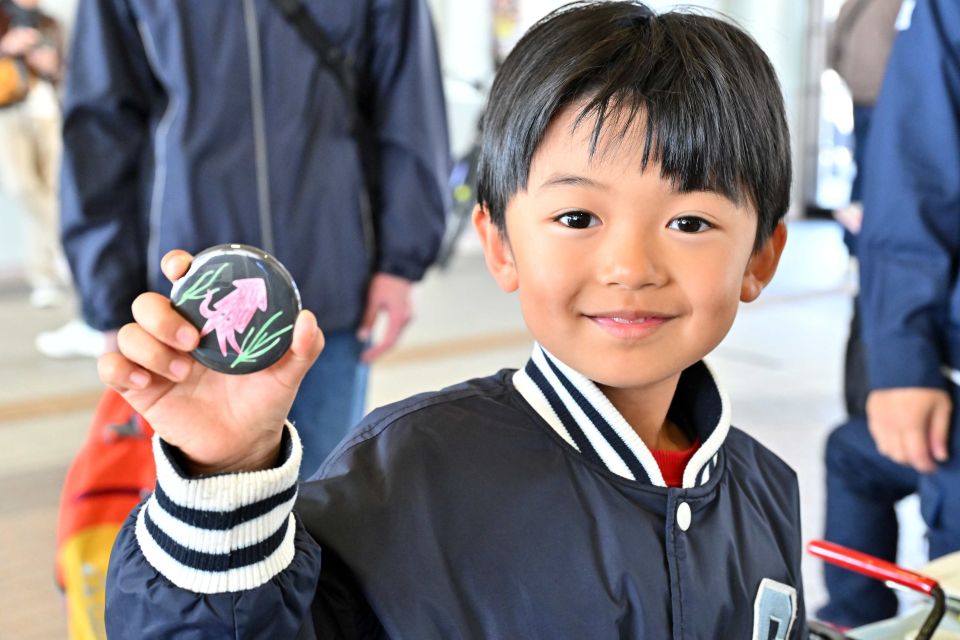 缶バッチをつくる様子