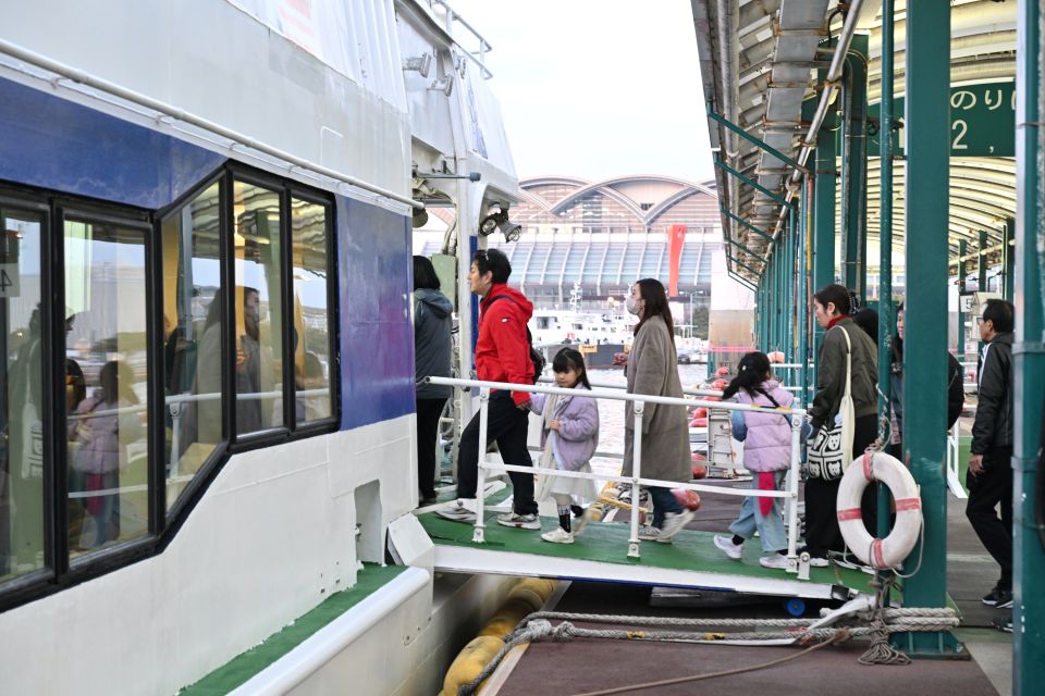 乗船する参加者