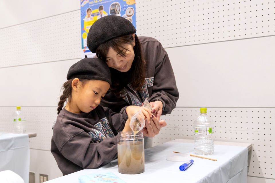 ポット作りをする親子