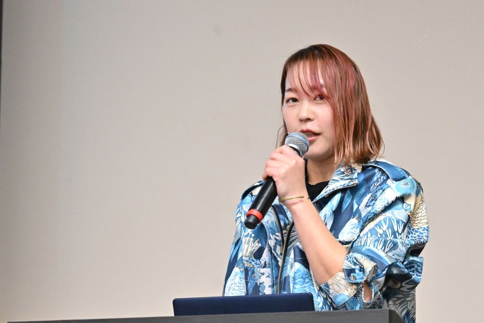発表をするアーティストのしばたみなみ氏