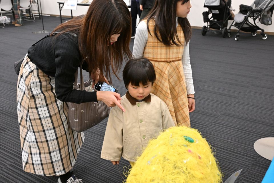 作品を見る親子