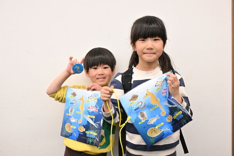 景品を持った子供たち