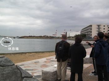 現地で休息場と餌場を視察している画像