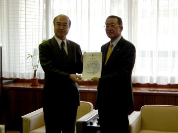 感謝状を2人で持っている画像