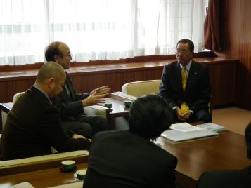 野鳥の保全について話している画像