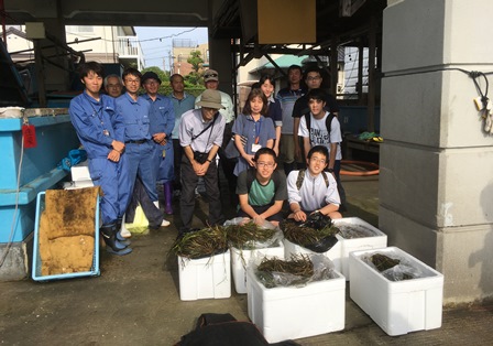 作業したみんなで撮った集合写真