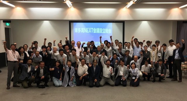 会長を囲んでの集合写真