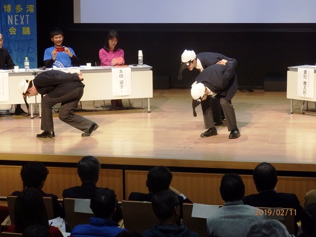 高校生によるクロツラヘラサギの採餌のマネ