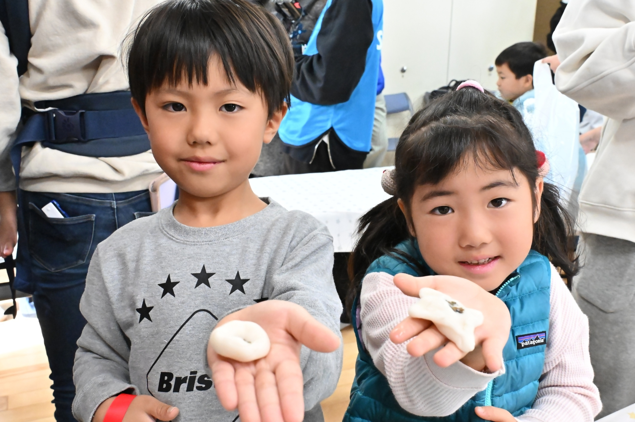 寒天でできた団子を見せている子ども