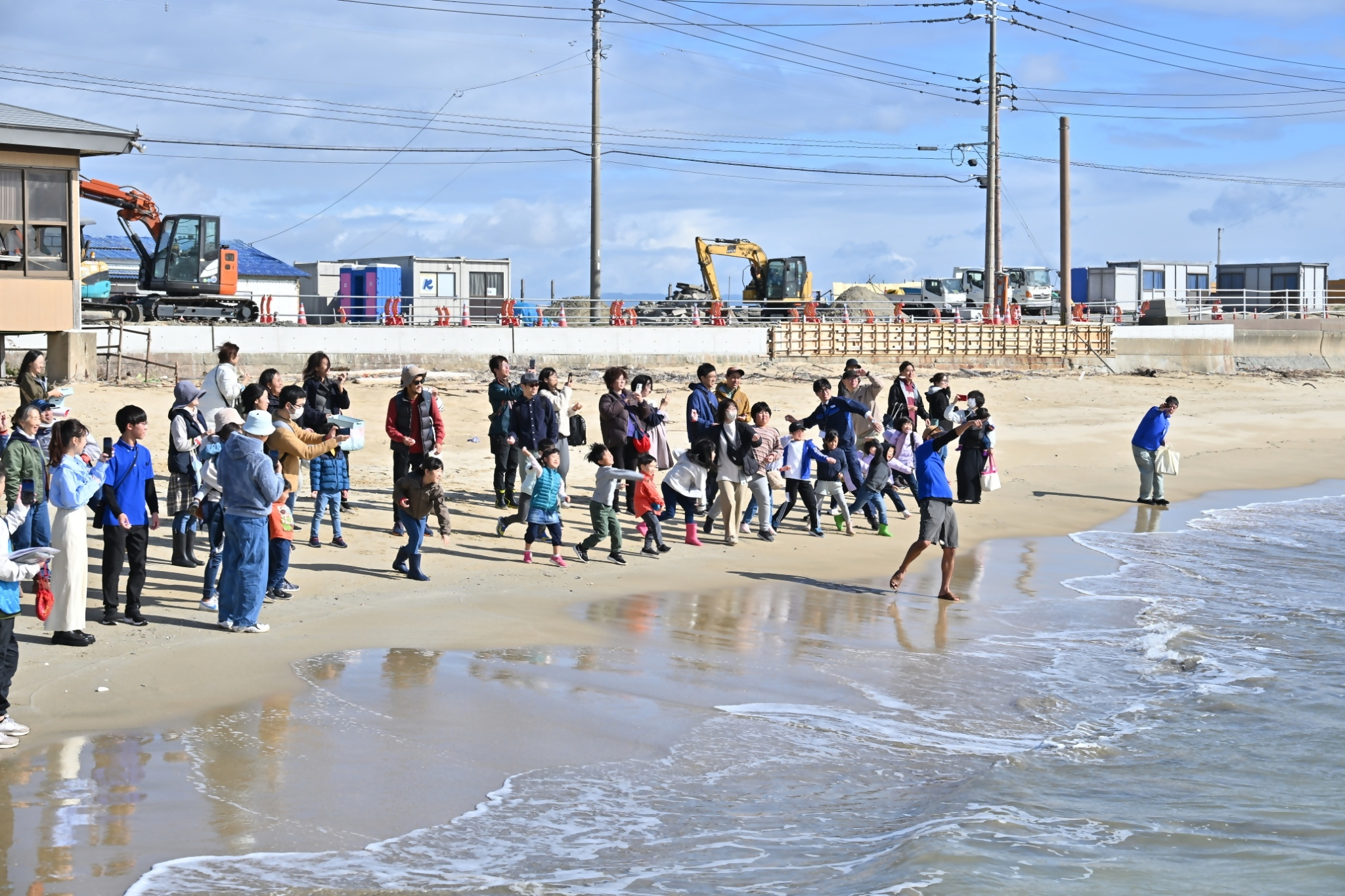 海岸で投げ入れている様子