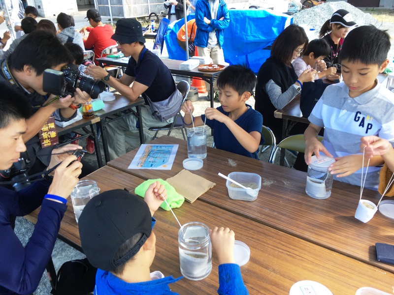 アマモ育成ポットづくりの様子