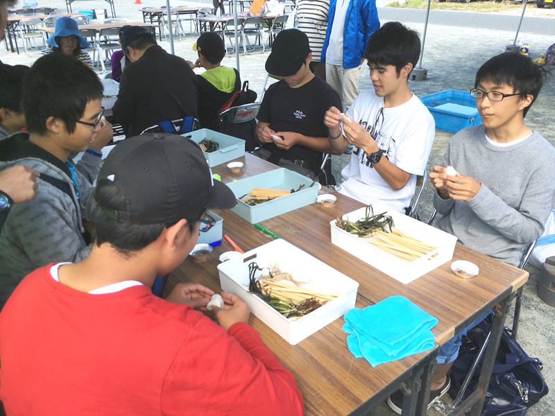 アマモ種子粘土づくりの様子