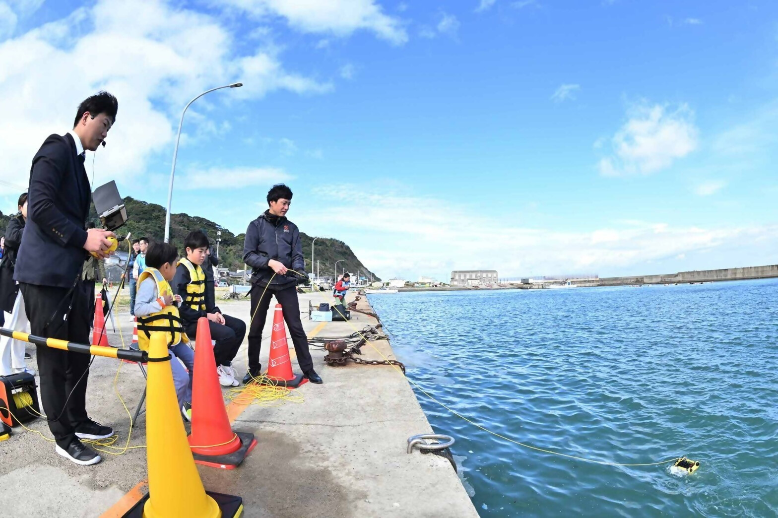 水中ドローンを操縦している様子1