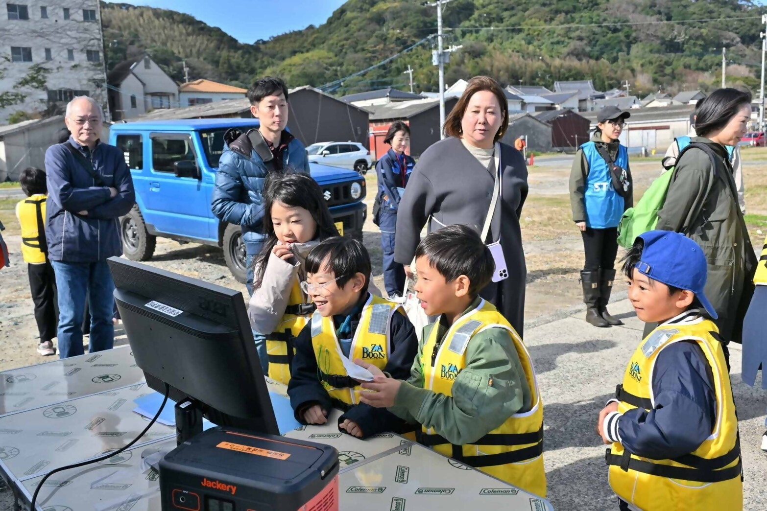 水中ドローンを操縦している様子2