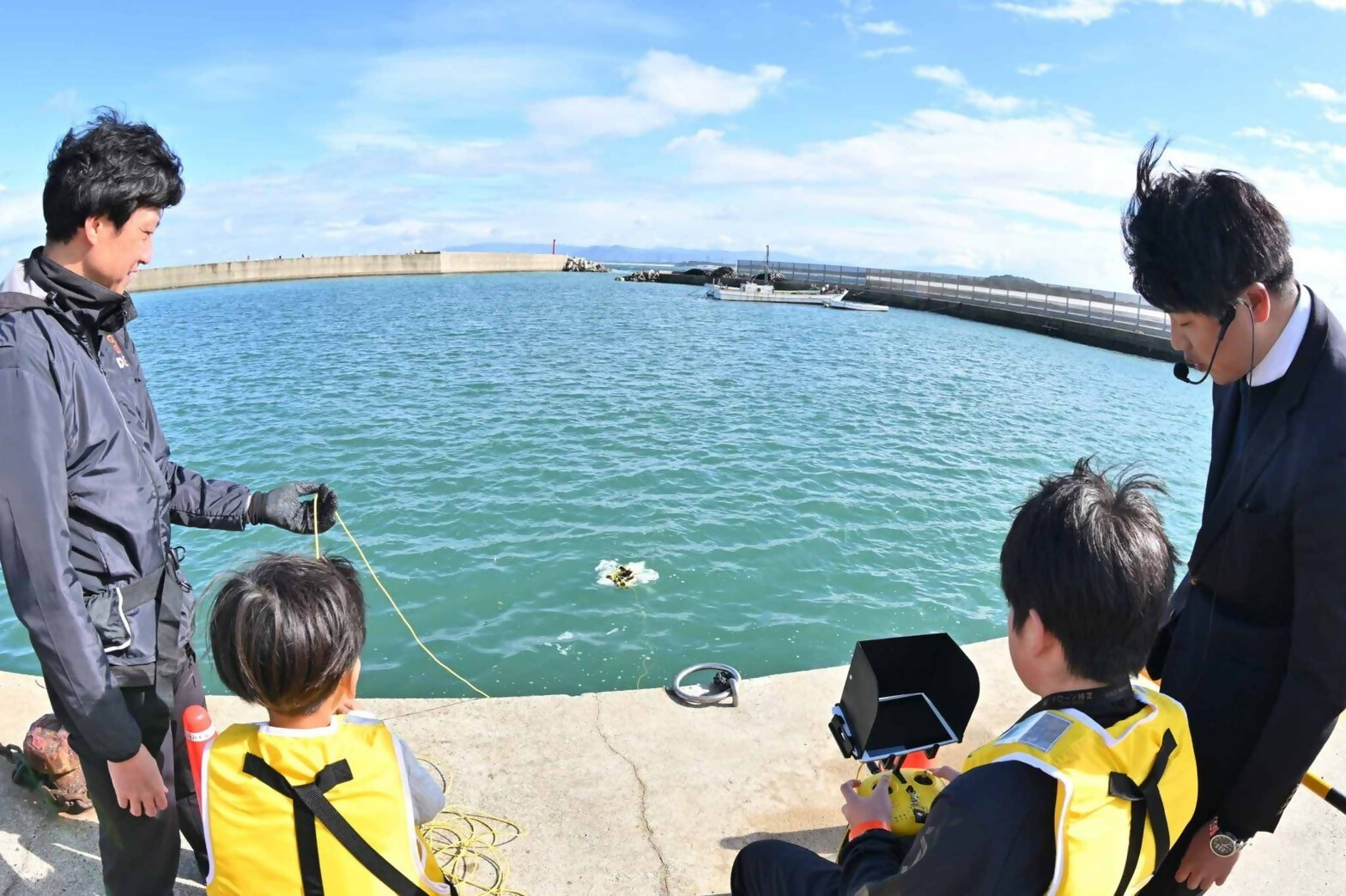 水中ドローンを操縦している様子3