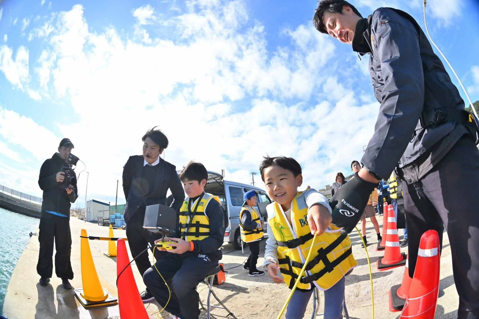 水中ドローンを操縦している様子4