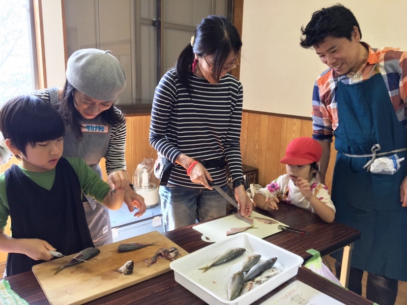 おさかな料理体験の様子