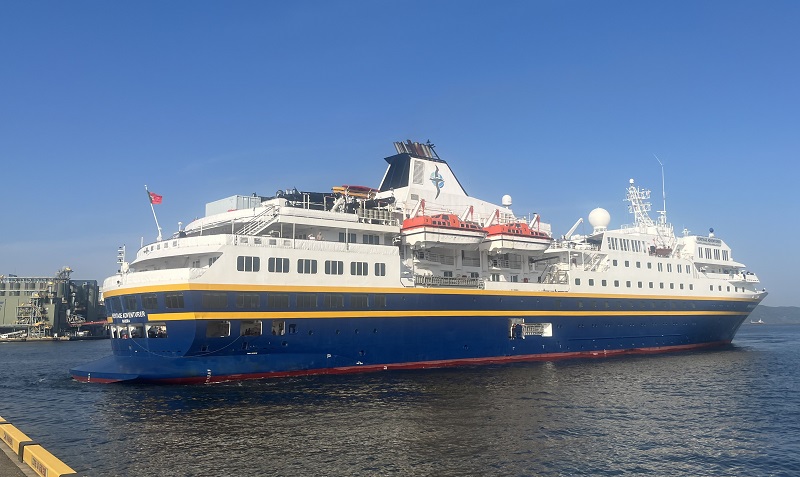 ヘリテージ・アドベンチャラーの船体全景