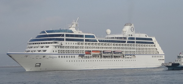 インシグニアの船体全景