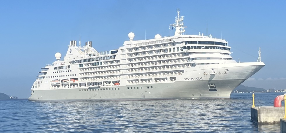 シルバームーンの船体全景