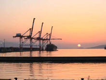 コンテナターミナルの夕日の写真