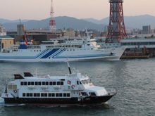 船の往来の写真