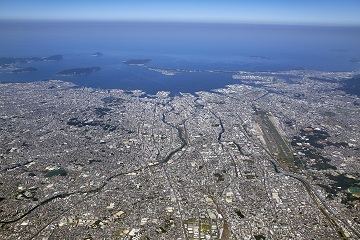 博多港全景（空港南側から）