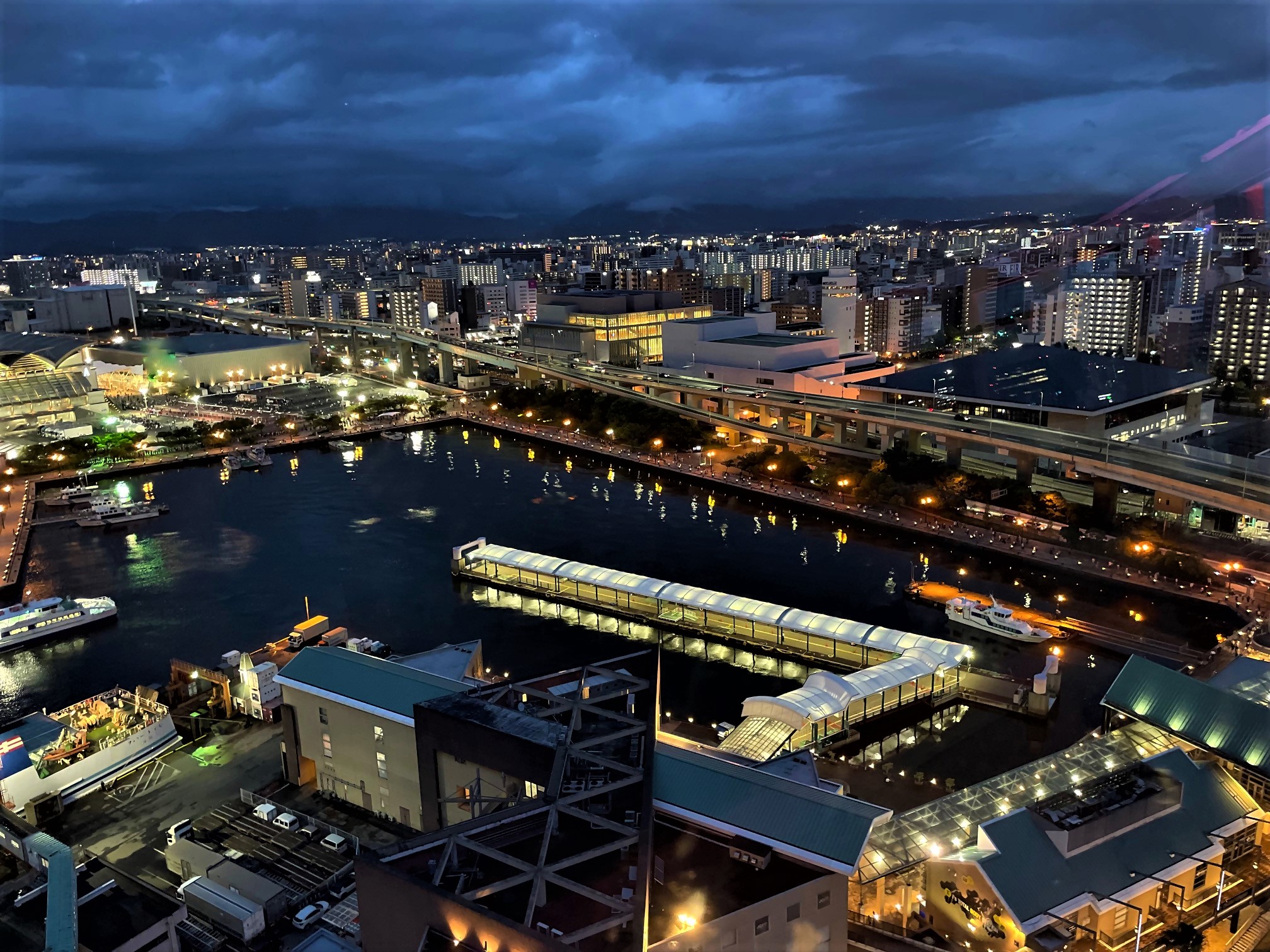 博多ポートタワー展望室から見る夜景