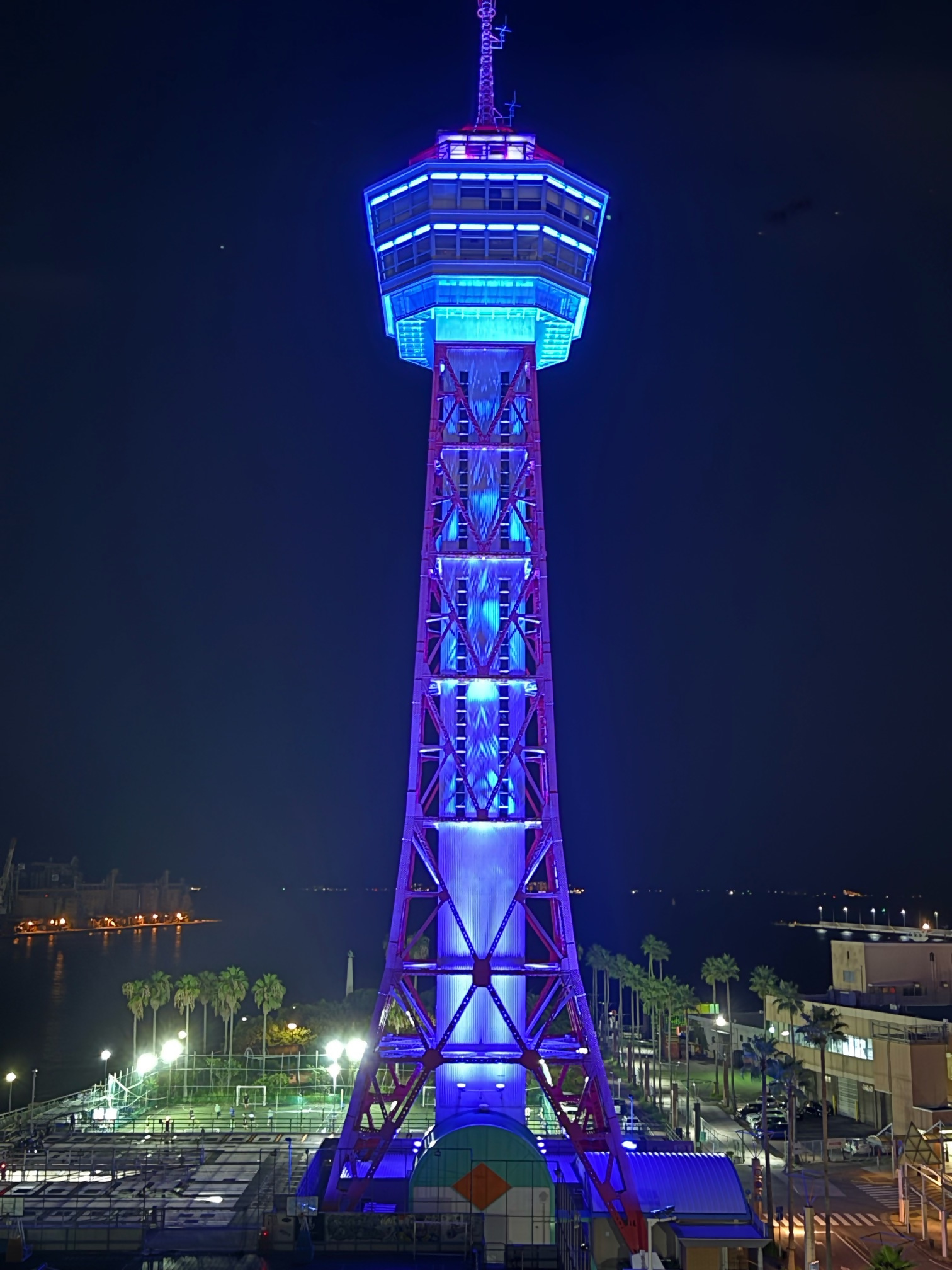 青一色にライトアップされた博多ポートタワー