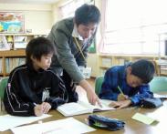 写真：図書室での調べ学習の補助