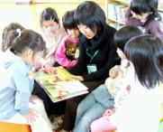 写真：昼休みの読み聞かせ