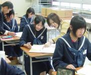 写真：課外活動の支援（デザインの実技指導の補助）