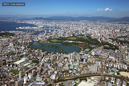 大濠公園を中央に配置した空から見た福岡市の写真