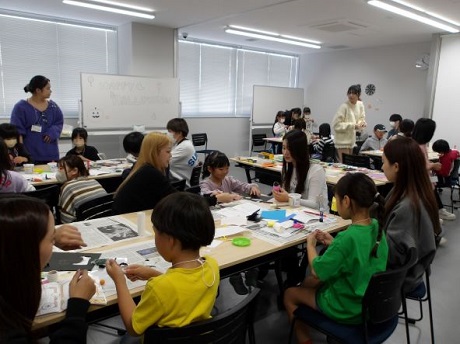 ハロウィン飾りを作っている様子