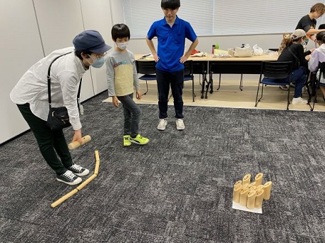 モルックを楽しんでいる写真