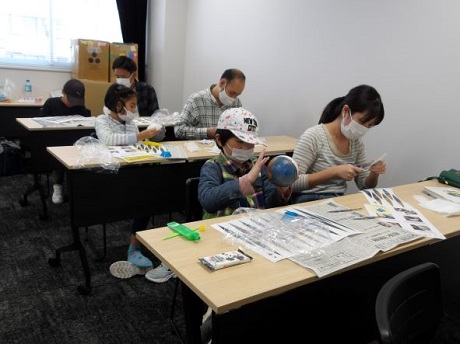 ミニチュア版の地球儀を作っている写真