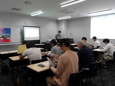 旅のしおりを作成している写真