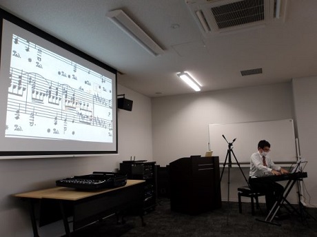 ピアノを弾いている写真