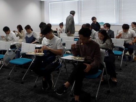 チーズを試食している写真