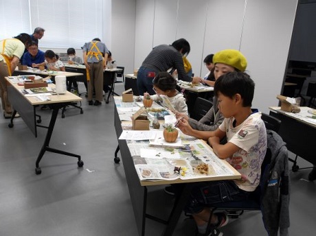 多肉植物を使ってハロウィン飾りを作っている写真